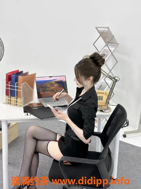 无锡楼凤资源信息,滨湖区秘书，170cm/49kg，内外兼修的陪浴服务