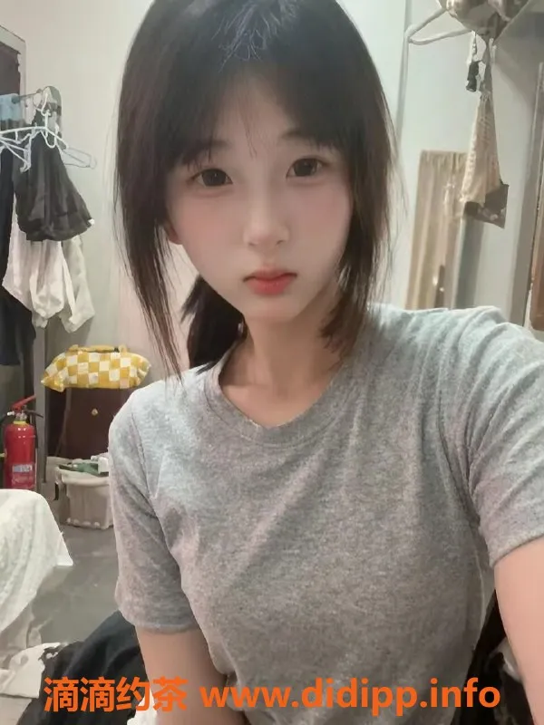 重庆上门服务-江北观音桥小佳 18岁 163cm 42kg B罩杯上门服务