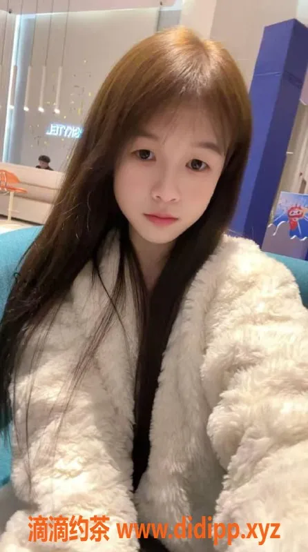 湛江楼凤-湛江小佳，19岁娇小嫩妹，洗吹做服务