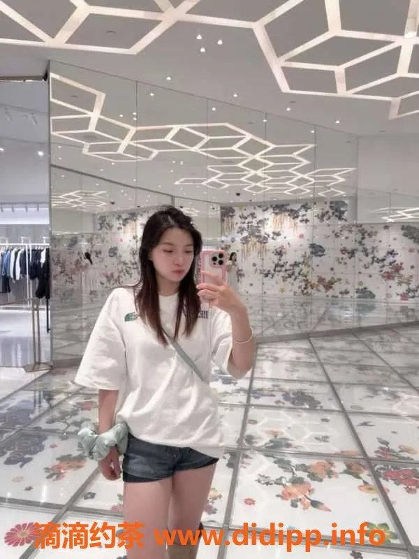 广州楼凤-番禺钟村雪儿，今年21岁，身高166，快餐仅300元！