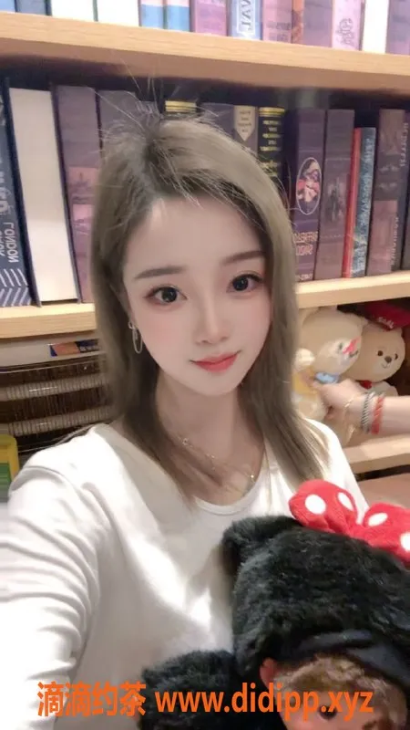 广州楼凤-白云区新妹琪琪：166cm，46kg，38D