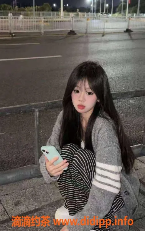 重庆楼凤-渝北区19岁小鸭，165身高C罩杯优质服务