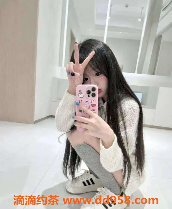 重庆楼凤-渝北区小鸭，19岁，身高165，C罩杯等你来体验！