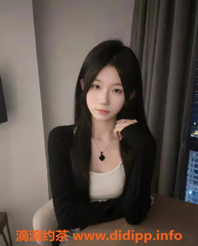 惠州楼凤-大亚湾Kiki，165cm，90斤，制服丝袜服务超赞