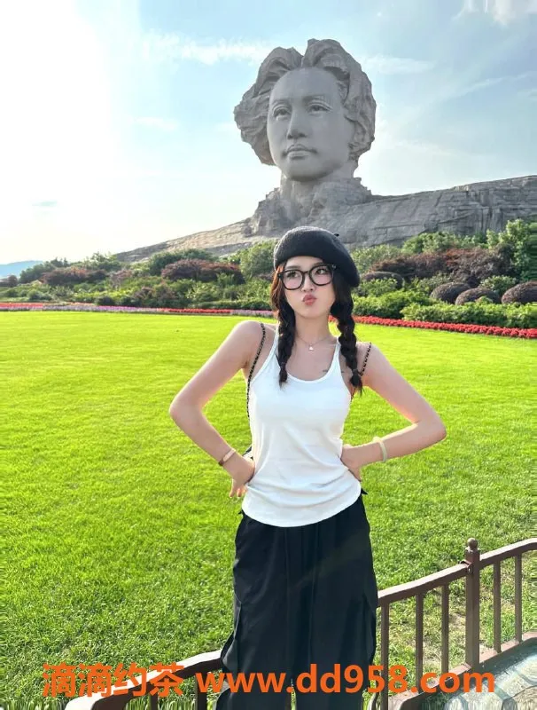 深圳楼凤-南山嫩妹盈盈，1100元起，制服服务等你体验