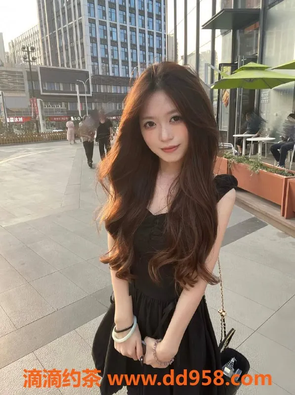 深圳楼凤-南山小辣椒，1100元嫩妹69互舔体验