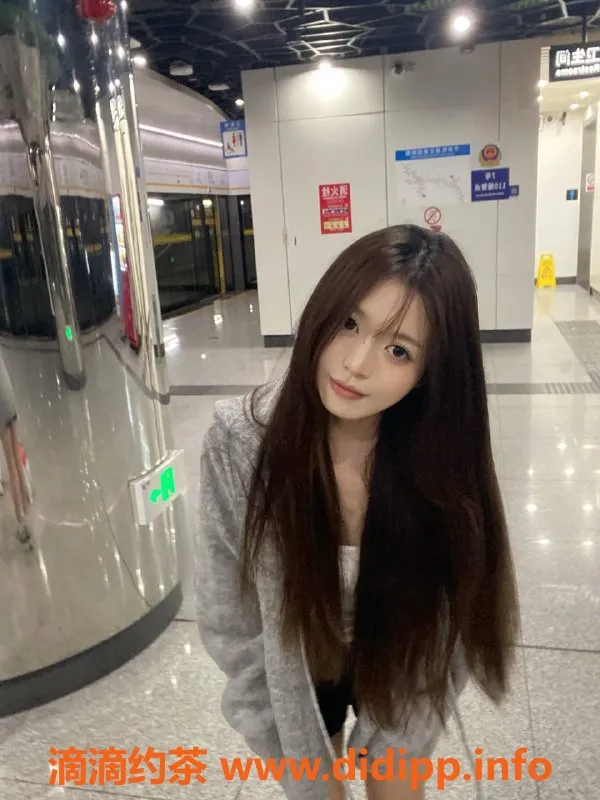 深圳楼凤-南山小辣椒，1100元嫩妹69互舔体验