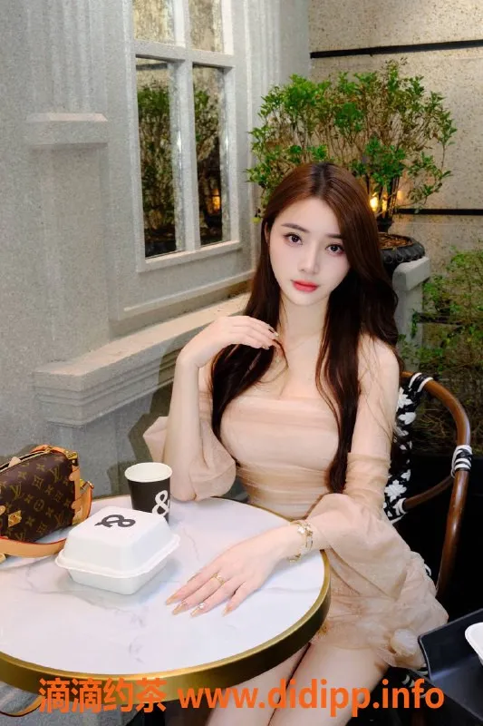 深圳楼凤-福田曦曦，22岁大胸尤物，价格1600起