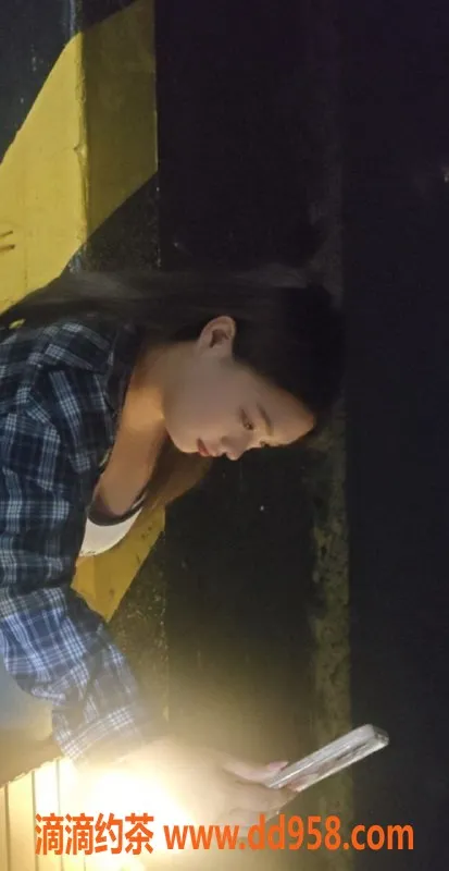 深圳楼凤资源信息,龙华区肉肉御姐，全套服务仅400元