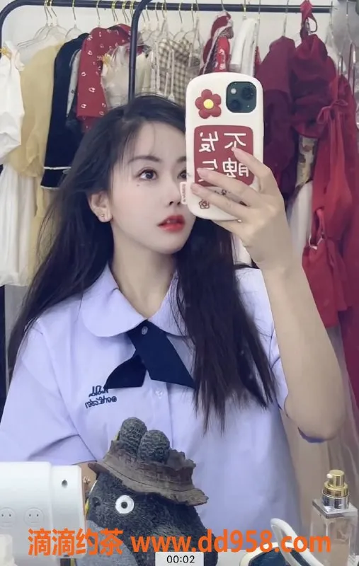 深圳楼凤-休息中的老板娘，优雅与魅力并存