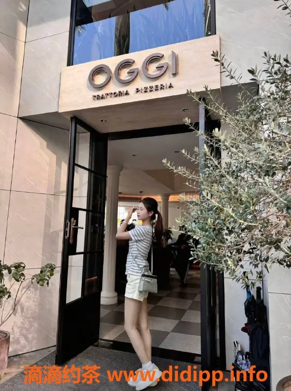 深圳楼凤-龙华月儿，800元舌吻与鸳鸯浴服务