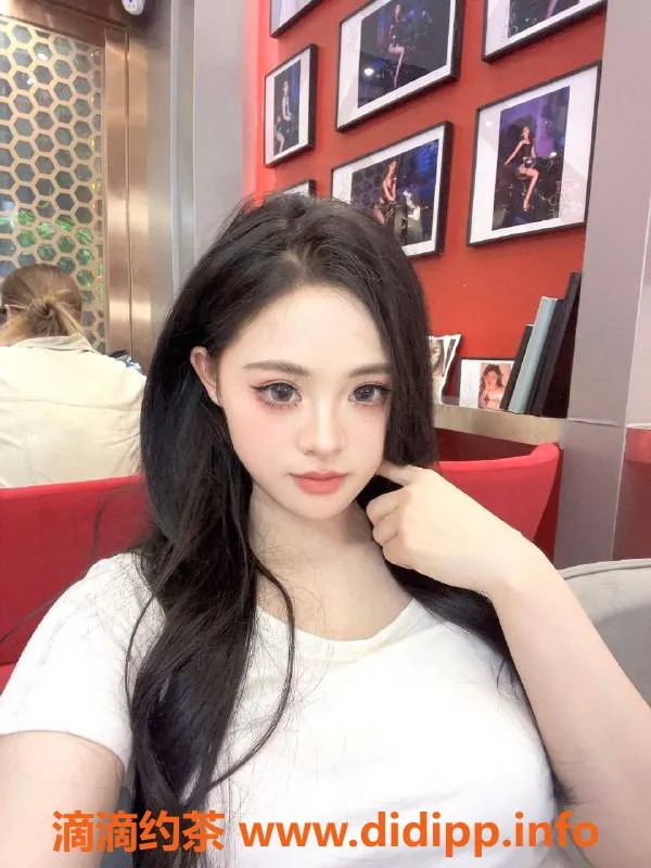 深圳楼凤-龙华嫩妹英英，700元体验舌吻与鸳鸯浴