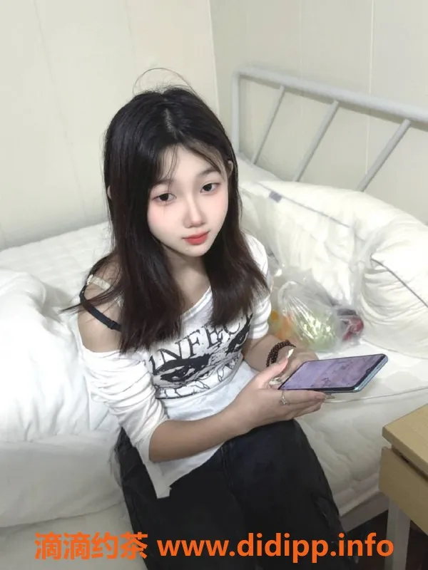 深圳楼凤-龙华榴莲妹妹，嫩妹服务仅需800p起