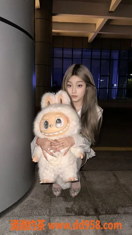 深圳楼凤-深圳龙华嫩妹小萍，700元私人体验等你来约