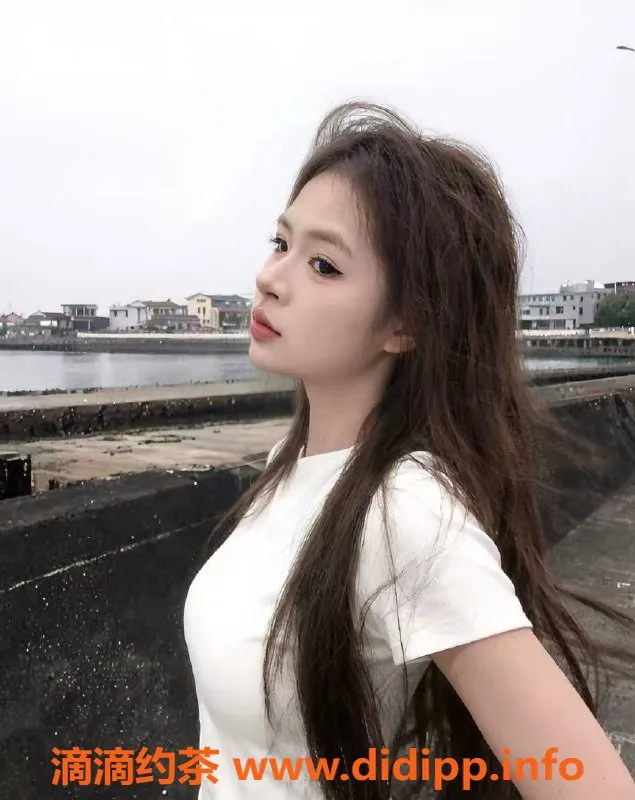 深圳楼凤-龙华悦儿，800元舌吻、鸳鸯浴服务