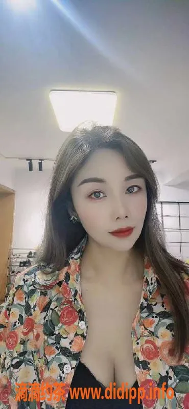 广州楼凤-温柔女神小鱼儿，广州天河24岁，165cm，48kg