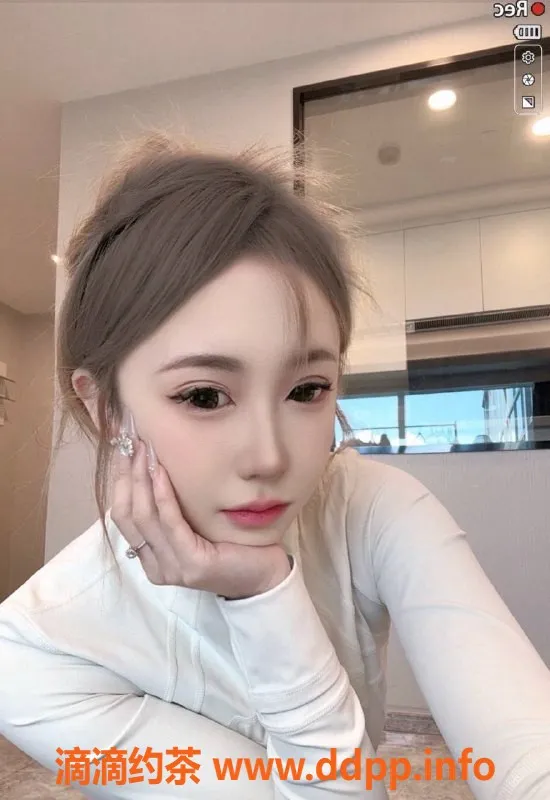 深圳楼凤-龙华小迪，1000元体验嫩妹陪浴服务