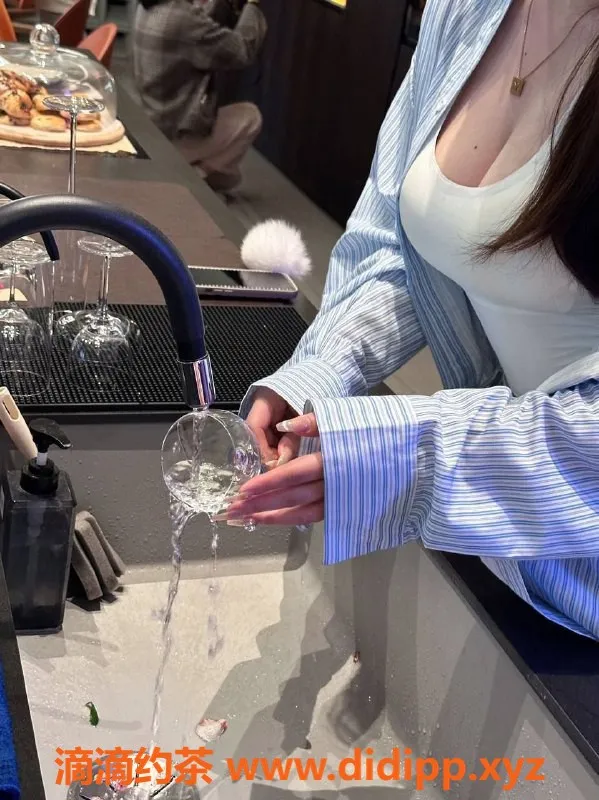 深圳楼凤资源信息,福田球球，3000元激情服务等你来体验！