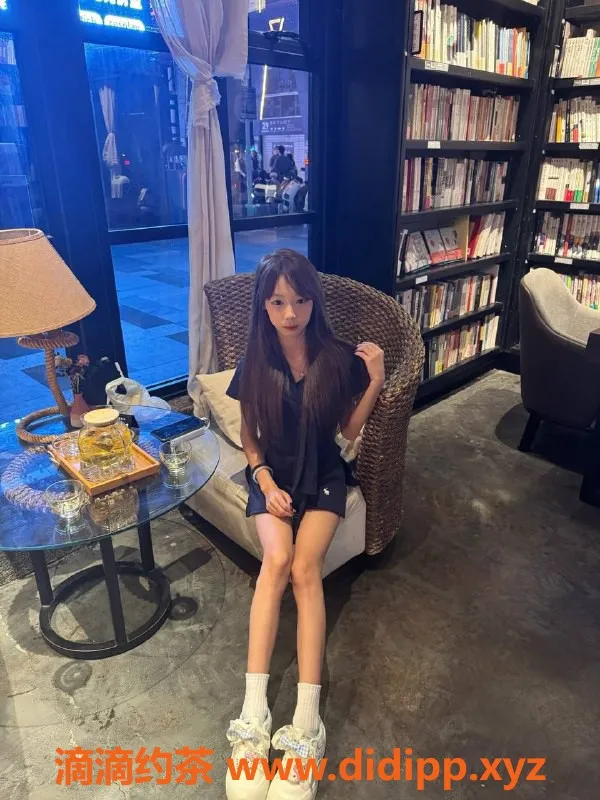 深圳楼凤-深圳龙华小小萝，900元体验嫩妹服务