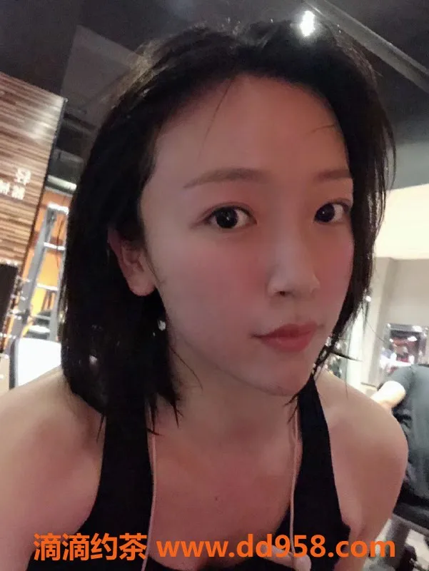 深圳楼凤-新洲小雅，休息中的优雅美人