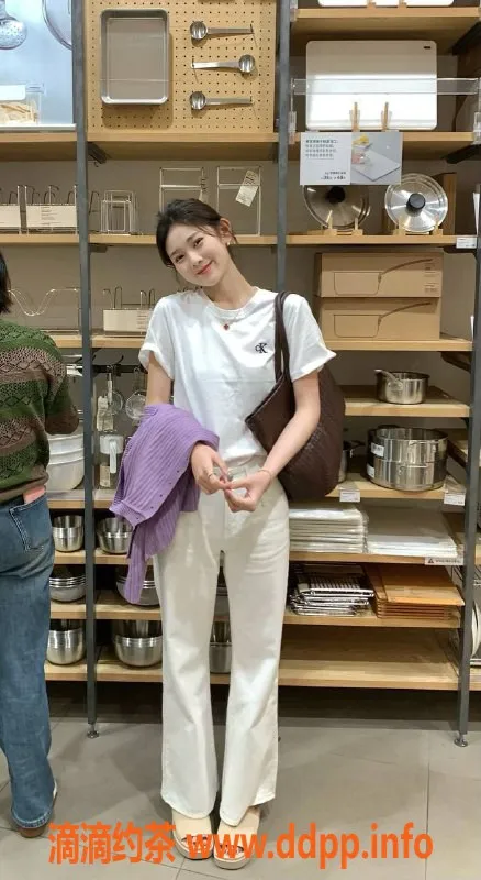 深圳楼凤-南山嫩妹小萝卜，1400p超值体验！