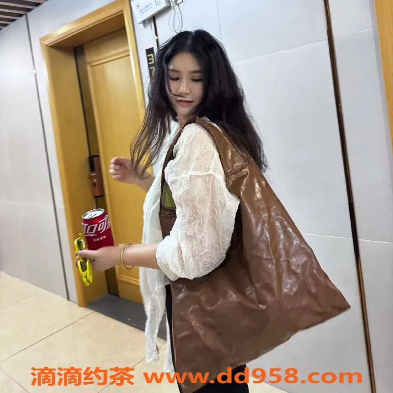 深圳楼凤-南山嫩妹李琳琳，900P起，制服舌吻服务