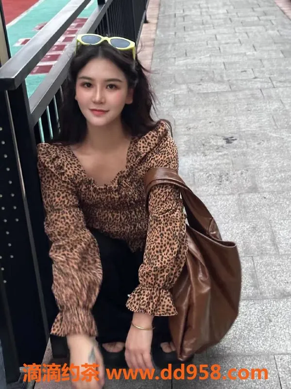 深圳楼凤-南山嫩妹李琳琳，900P起，制服舌吻服务