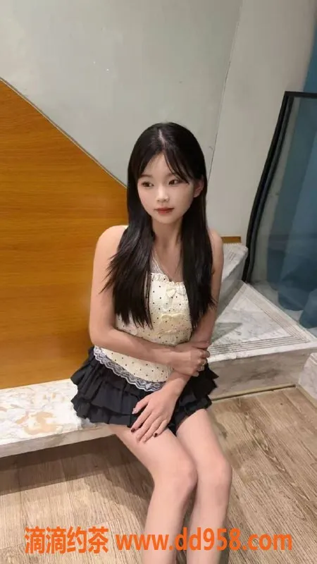 深圳楼凤-深圳龙华嫩妹小雪，500元私密服务等你来体验！