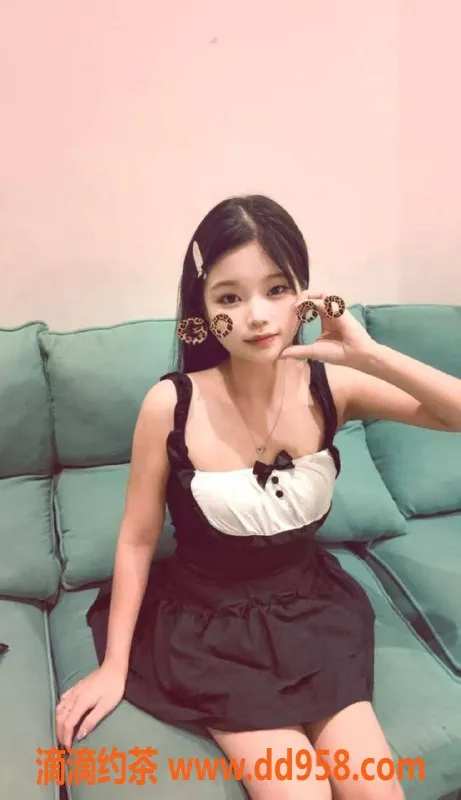 深圳楼凤-深圳龙华嫩妹小雪，500元私密服务等你来体验！