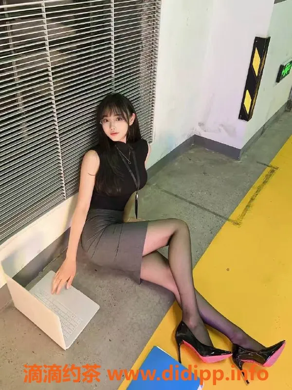 深圳楼凤-深圳龙华白富美嫩妹，体验仅需600元