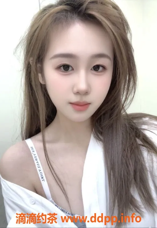 广州楼凤-天河菲儿，颜值逆天的大长腿学妹，仅800元