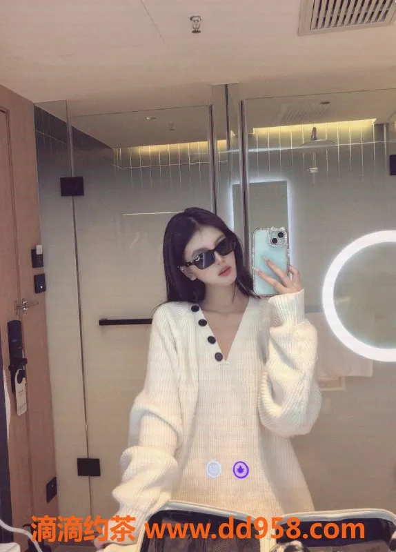 深圳楼凤-龙华白玥，800元享鸳鸯浴和舌吻服务