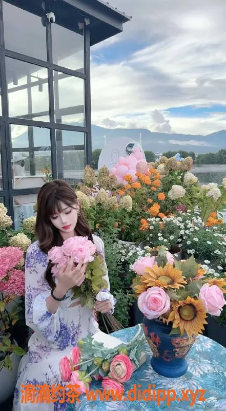 深圳楼凤资源信息,福田嫩妹念琪，1200元制服服务等你体验