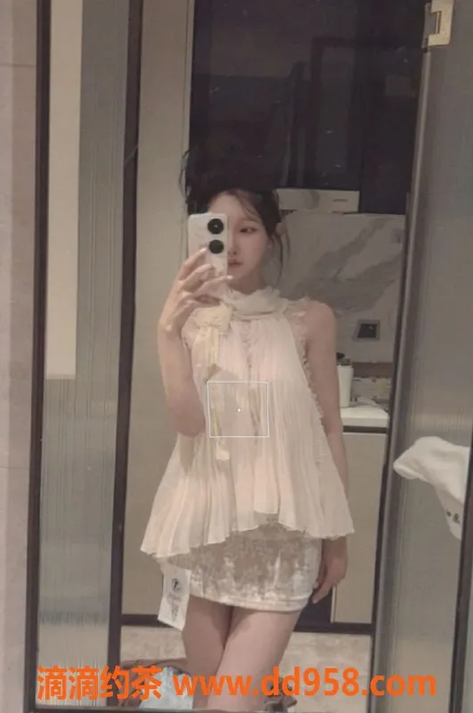 深圳楼凤-福田高颜值长腿美女Anne，170cm 50kg 1300元起