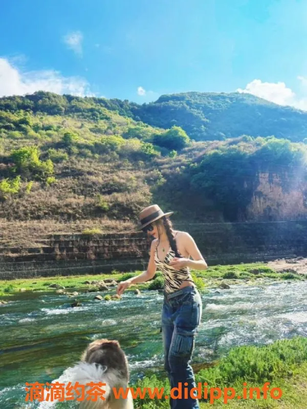 深圳楼凤-福田大小姐，1300元体验鸳鸯浴与制服丝袜服务
