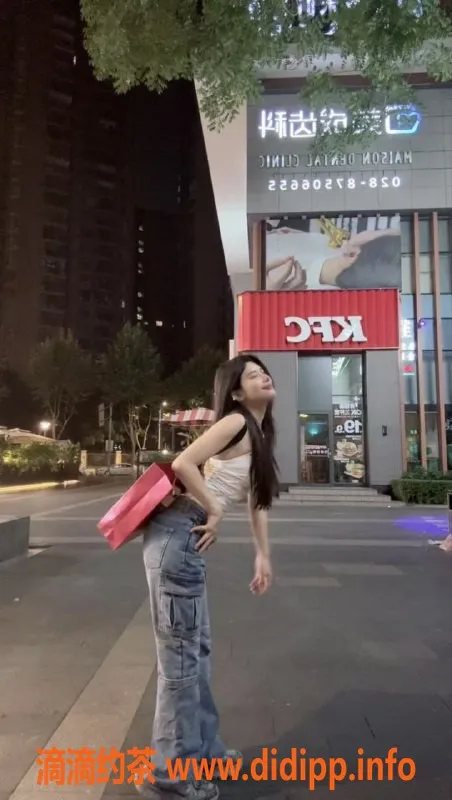 深圳楼凤-福田大小姐，1300元体验鸳鸯浴与制服丝袜服务