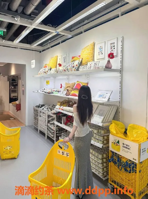 广州楼凤-天河嫩妹小晴天，1600元舌吻69服务