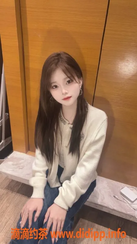 深圳楼凤-龙华嫩妹小雪，500元畅享舌吻与制服服务