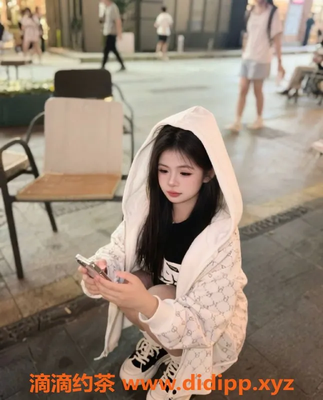 深圳楼凤-龙华嫩妹悦儿，900P起，制服服务超赞！