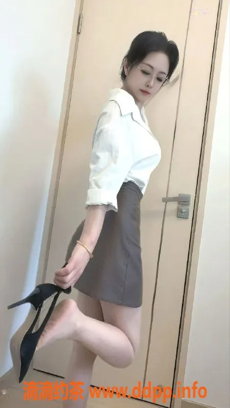 深圳楼凤-宝安御姐菲儿，26岁身高164，102斤，性感服务