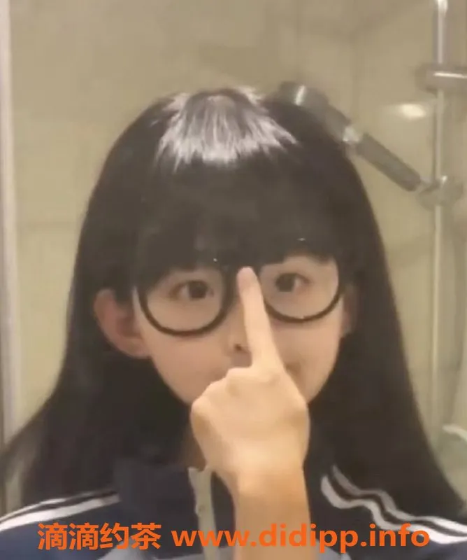 深圳楼凤-南山胡图图 18岁165cm 45kg嫩妹服务