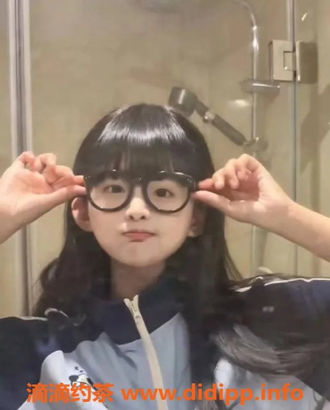 深圳楼凤-南山胡图图 18岁165cm 45kg嫩妹服务