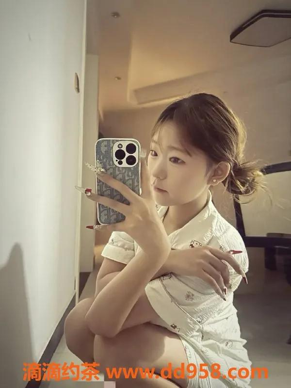 广州楼凤-越秀嫩妹萍萍，700元尽享舌吻服务