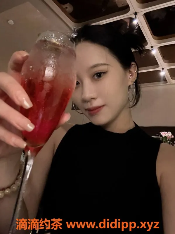 深圳楼凤-宝安多多，19岁168大胸嫩妹，1000元起