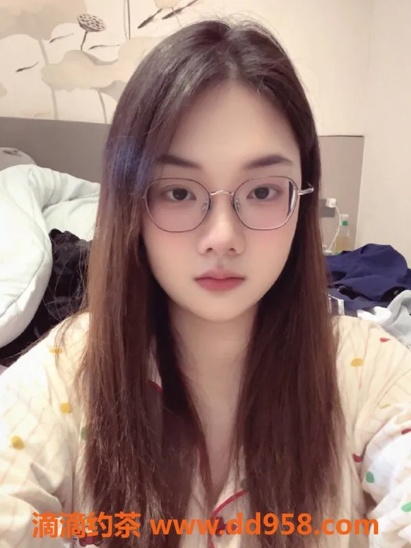 深圳楼凤资源信息,龙岗小星星，嫩妹大胸，900元尽享服务