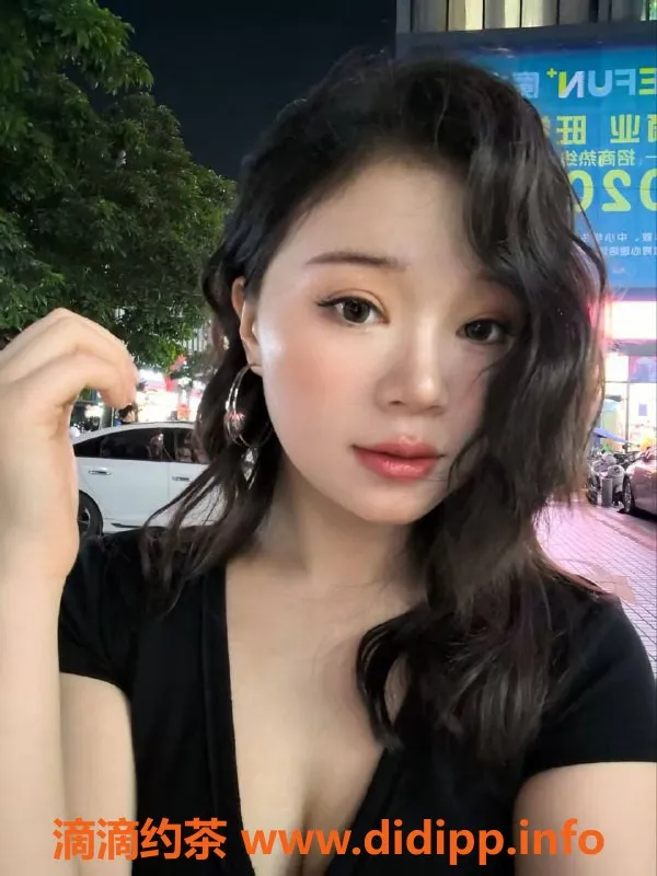 深圳楼凤-梦梦：龙华163cm大胸美女，1000元起价