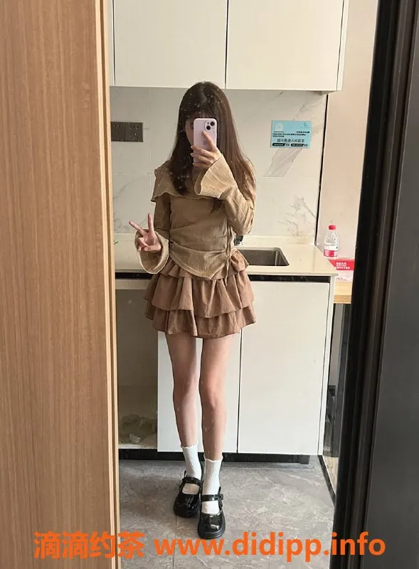 深圳楼凤-宝安倩倩，18岁160B，45kg嫩妹服务