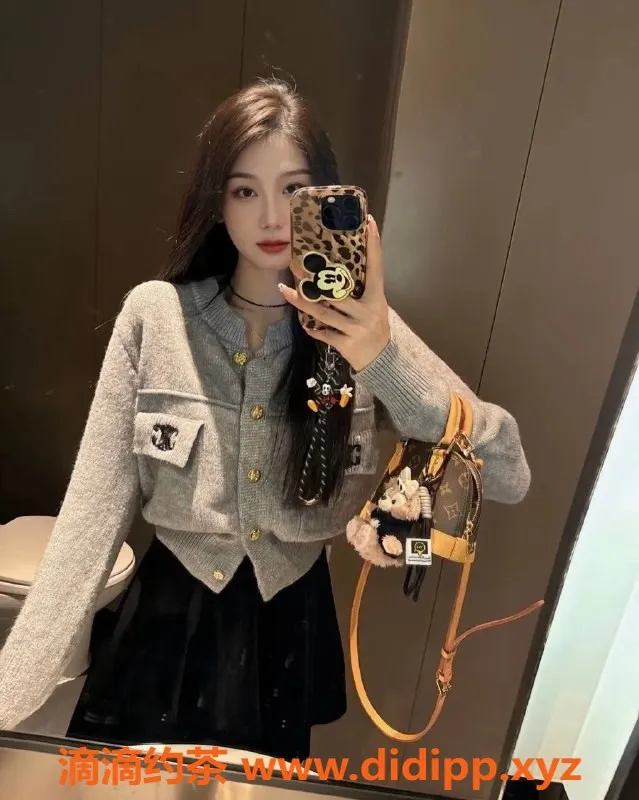 深圳楼凤-龙华小漫，24岁高挑美女，1300元起