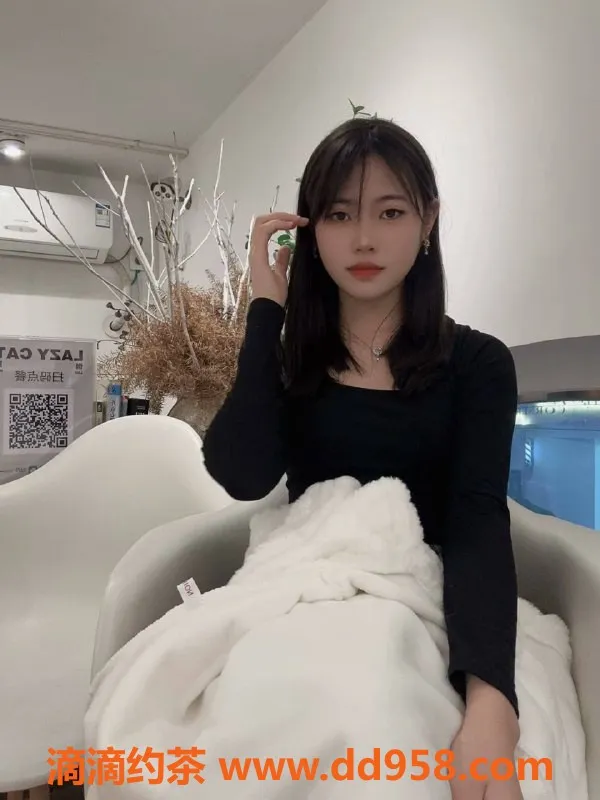 广州楼凤-天河嫩妹77，600元舌吻丝袜服务