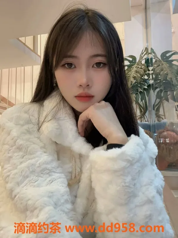 广州楼凤-天河嫩妹77，600元舌吻丝袜服务